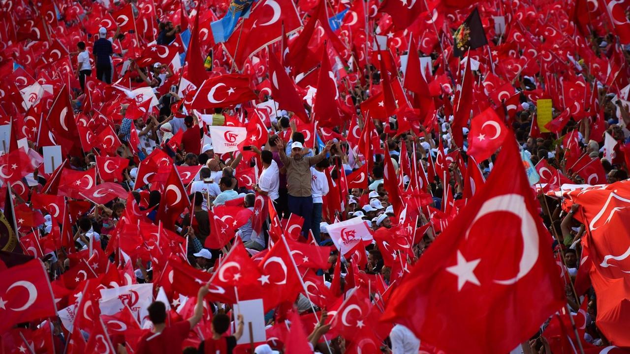 Zehntausende Türken kamen zur Kundgebung am Bosporus (15.7.2017).