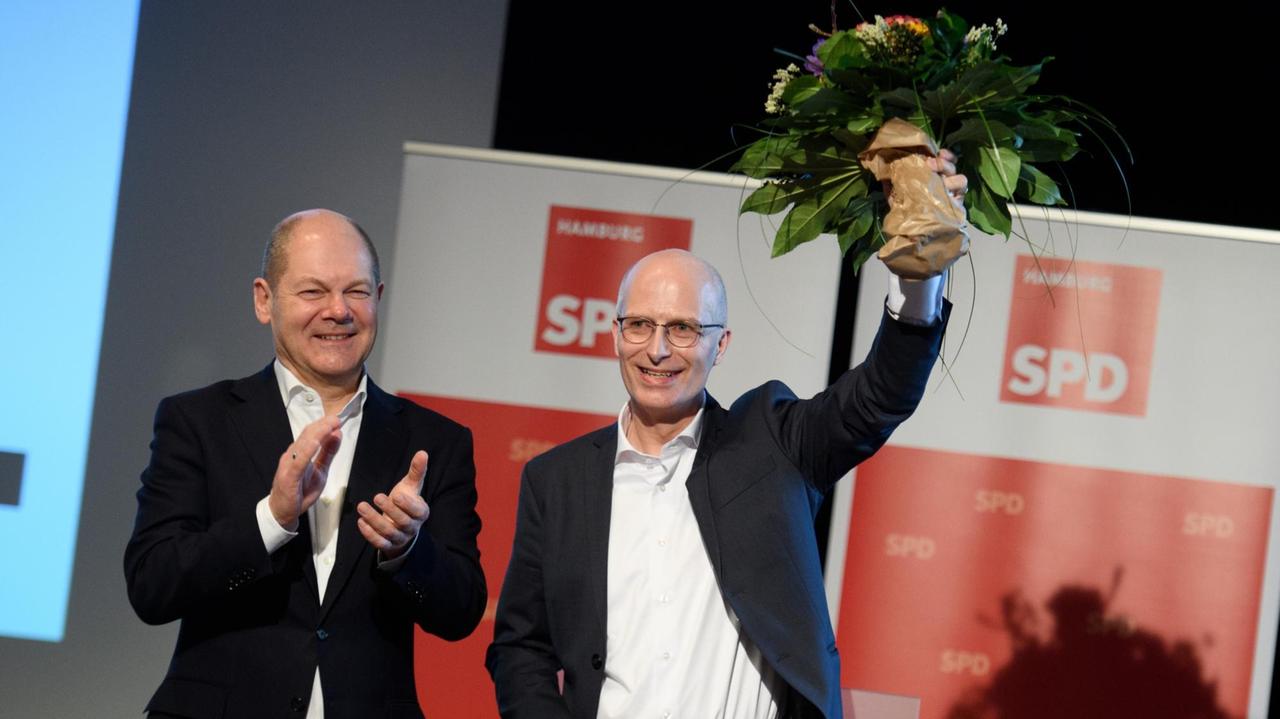 Der neue Bundesfinanzminister Olaf Scholz beklatscht Peter Tschentscher, der als Kandidat für das Amt des Ersten Bürgermeisters nominiert wurde. 