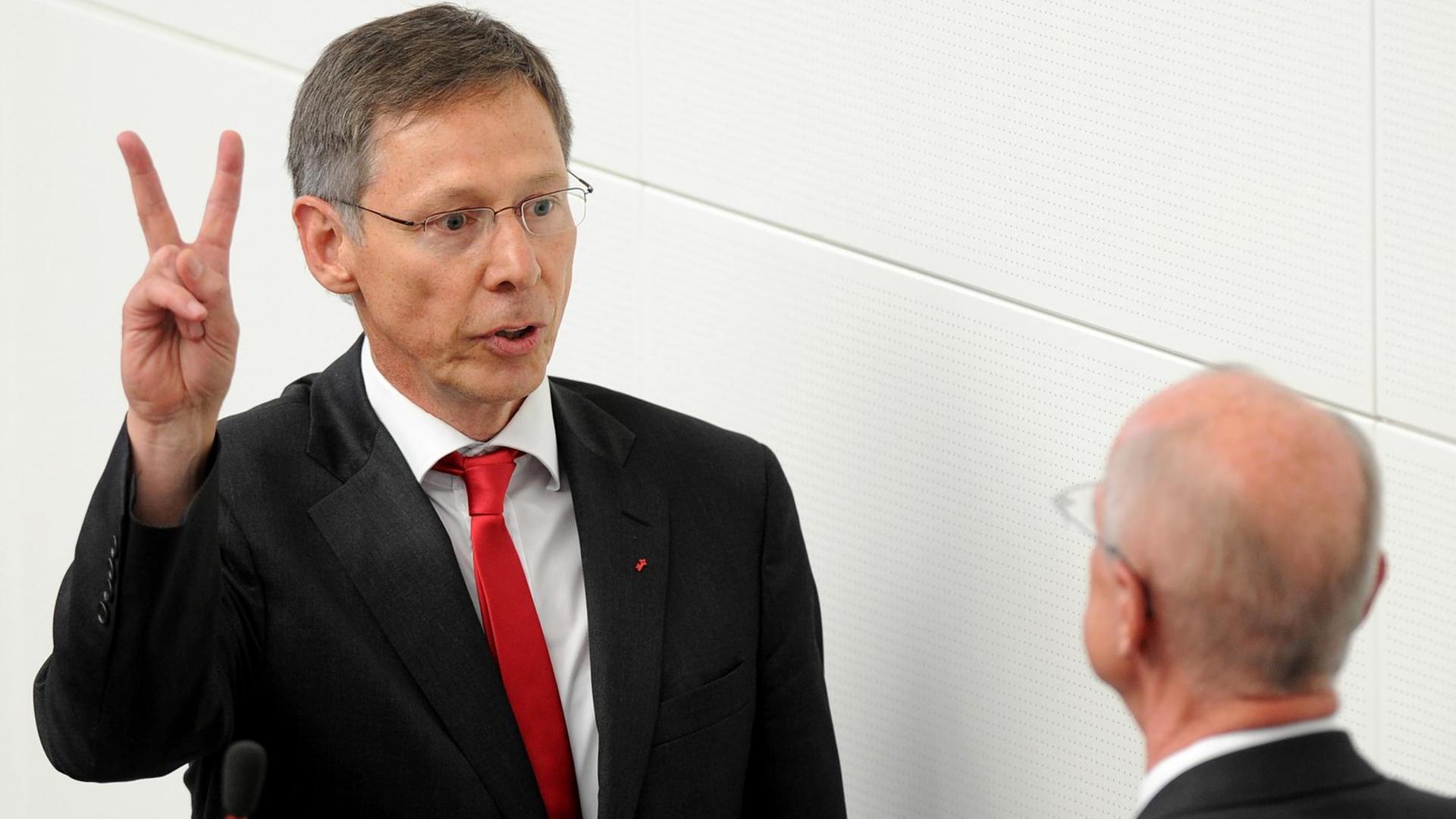 Carsten Sieling (SPD) legt am 15.07.2015 vor dem Bürgerschaftspräsidenten Christian Weber (r - SPD) in der Bürgerschaft Bremen seinen Amtseid ab.