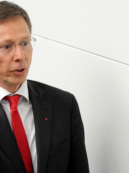 Carsten Sieling (SPD) legt am 15.07.2015 vor dem Bürgerschaftspräsidenten Christian Weber (r - SPD) in der Bürgerschaft Bremen seinen Amtseid ab.