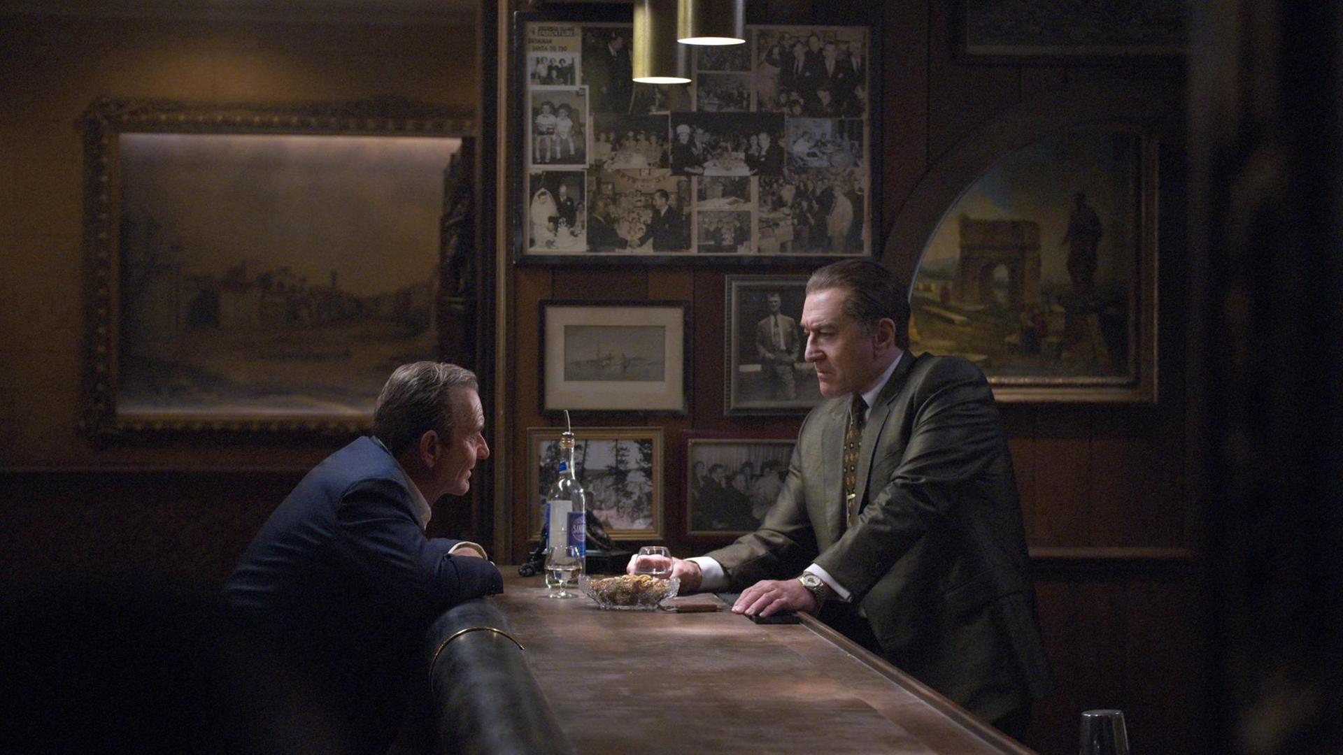 Russell Bufalino (Joe Pesci) und Frank Sheeran (Robert De Niro) im Gespräch an der Bar.