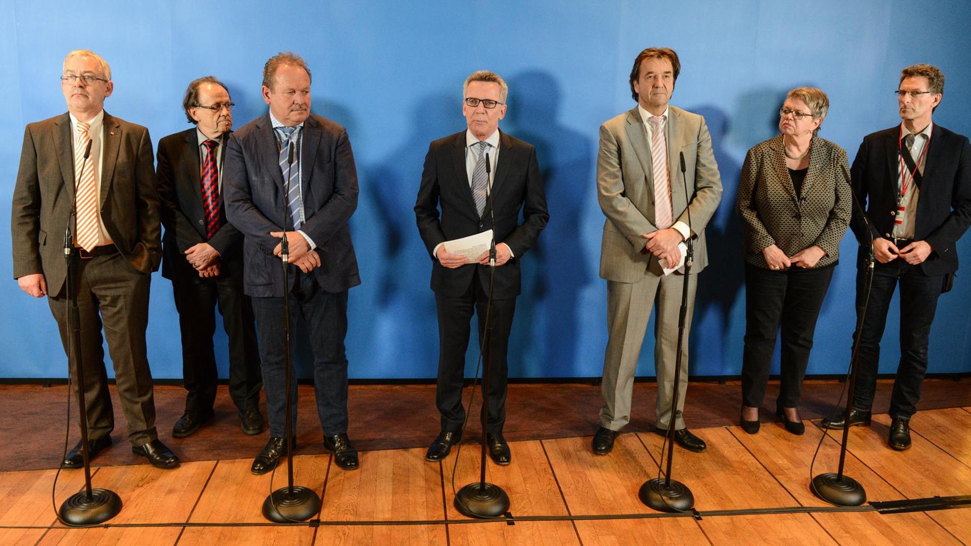 Willi Russ (DBB, l-r), Wolfgang Pieper (Verdi), der Vorsitzende der Gewerkschaft Verdi, Frank Bsirske, Bundesinnenminister Thomas de Maiziere (CDU), Thomas Böhle (VKA), Marlies Tepe (GEW) und Oliver Malchow (GdP) geben in Potsdam (Brandenburg) nach der dritten Runde der Tarifverhandlungen des öffentlichen Dienstes eine Erklärung ab. Willi Russ (DBB, l-r), Wolfgang Pieper (Verdi), der Vorsitzende der Gewerkschaft Verdi, Frank Bsirske, Bundesinnenminister Thomas de Maiziere (CDU), Thomas Böhle (VKA), Marlies Tepe (GEW) und Oliver Malchow (GdP) geben in Potsdam (Brandenburg) nach der dritten Runde der Tarifverhandlungen des öffentlichen Dienstes eine Erklärung ab.