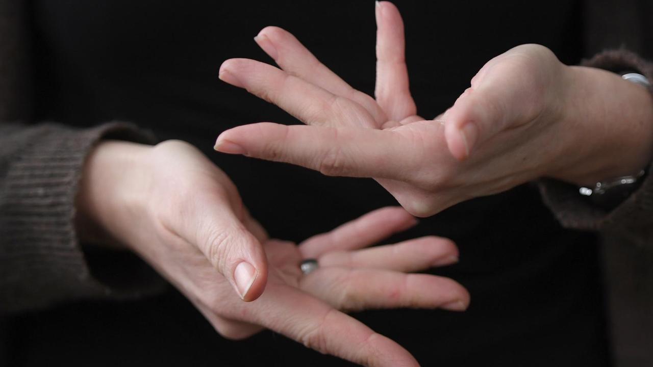 Die Gebärdendolmetscherin Kathrin-Maren Enders zeigt am 25.01.2017 in Frankfurt am Main (Hessen) mit ihren Fingern das Wort "beraten" in Gebärdensprache
