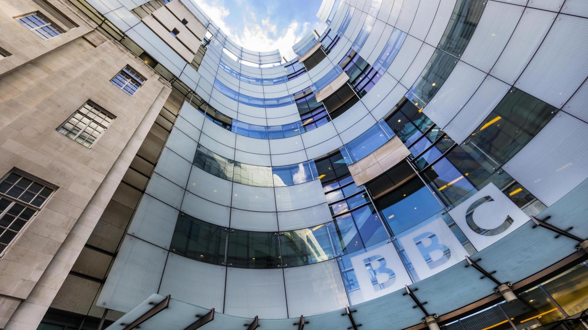 Blick auf die gläserne Fassade des Broadcasting House der BBC in London.