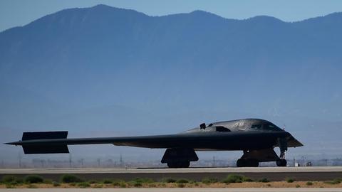Das Foto zeigt einen B-2-Tarnkappenbomber.