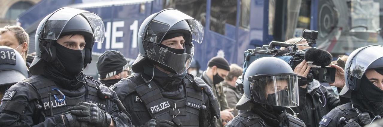 Polizisten sichern die "Querdenken"-Demonstration unter dem Motto "Kein Lockdown für Bembeltown!" in der Frankfurter Innenstadt. 