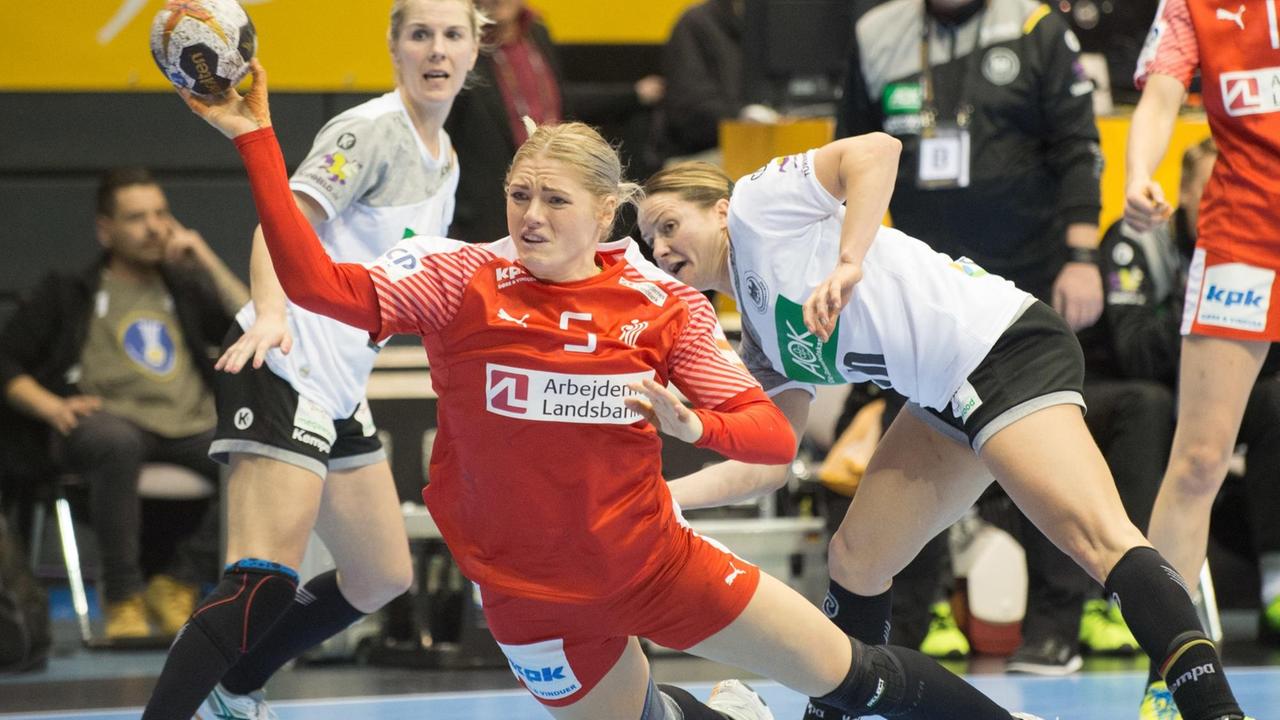 Die Dänin Sarah Iversen wirft bei der Handball-WM auf das Deutsche Tor.