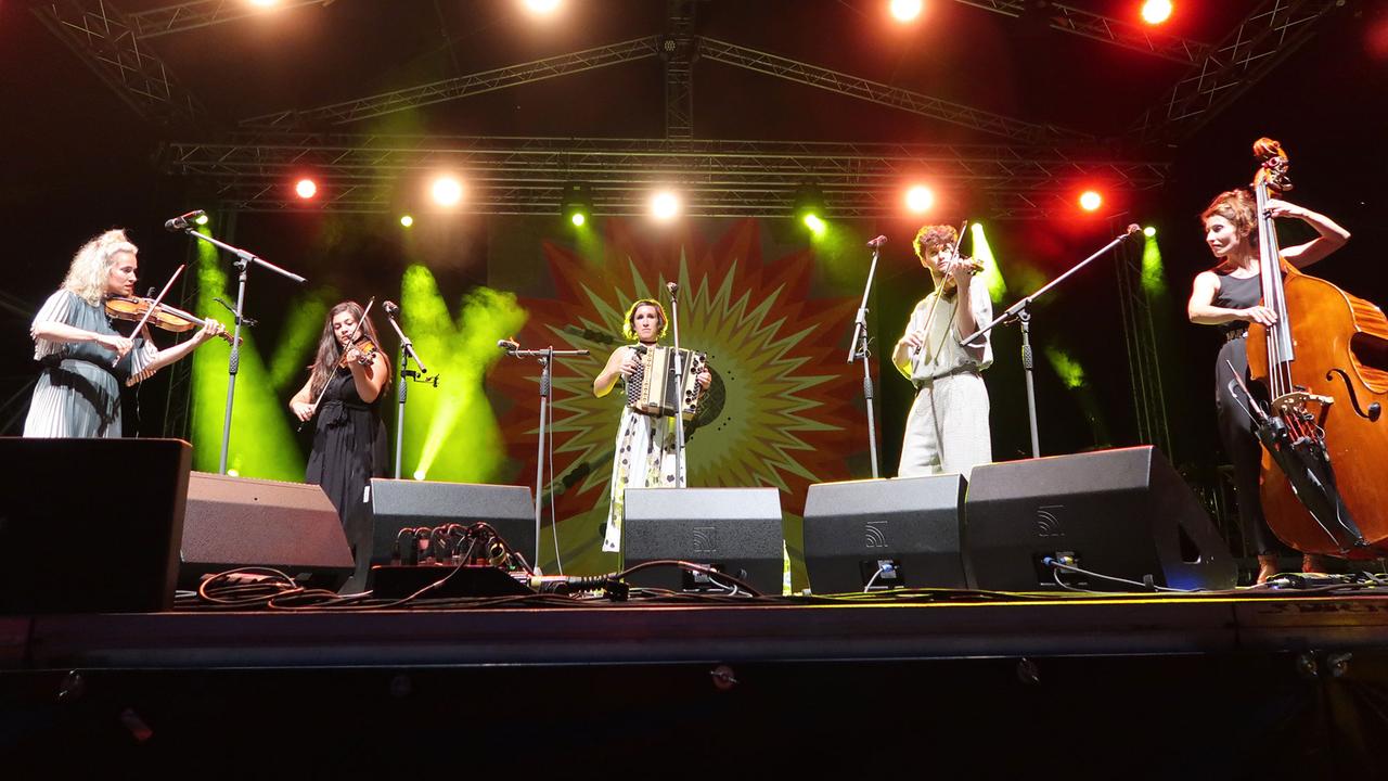Die österreichische Volksmusik-Gruppe Alma bei ihrem Aufritt während des Rudolstadt-Festivals 2017.