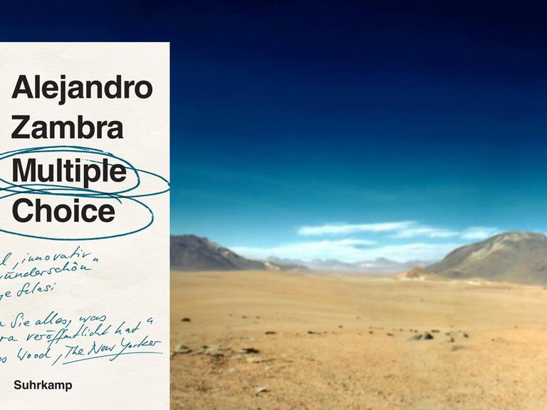 Buchcover "Multiple Choice" von Alejandro Zambra vor dem Hintergrund der Atacama-Wüste