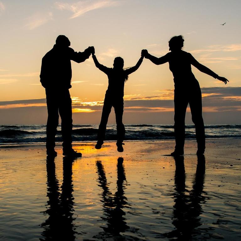 Eine Familie im Sonnenuntergang auf der dänischen Ferieninsel Rømø, fotografiert am 05.08.2015. Foto: Patrick Pleul | Verwendung weltweit