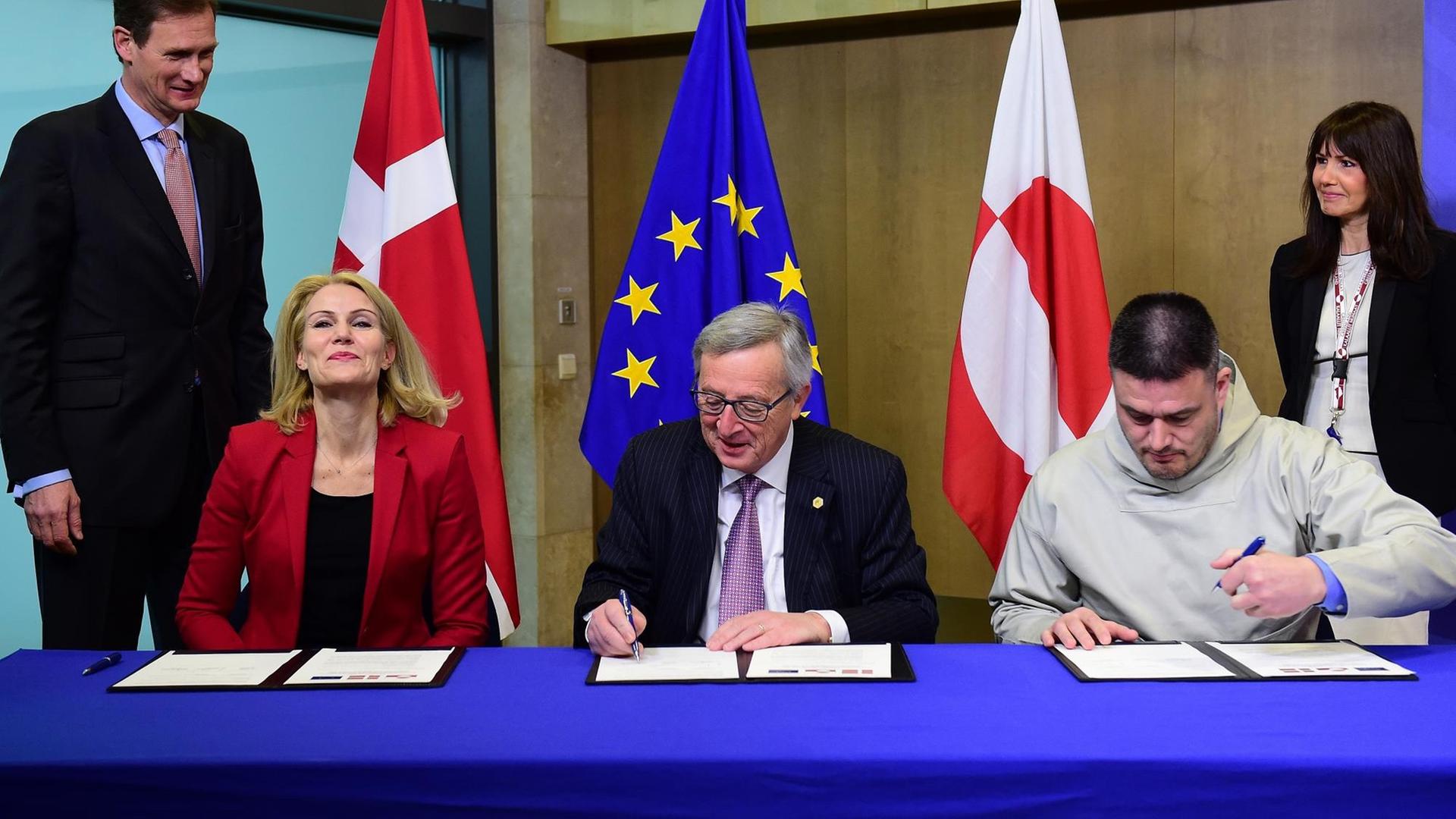 Dänemarks Ministerpräsidentin Helle Thorning-Schmidt, EU-Kommissionspräsident Jean-Claude Juncker und Grönlands Ministerpräsident Kim Kielsen unterzeichnen eine Vereinbarung