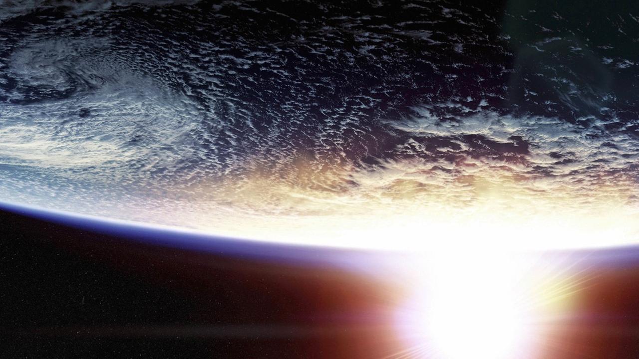 Vom Weltraum aus betrachtet: ein Sonnenuntergang über der Erde