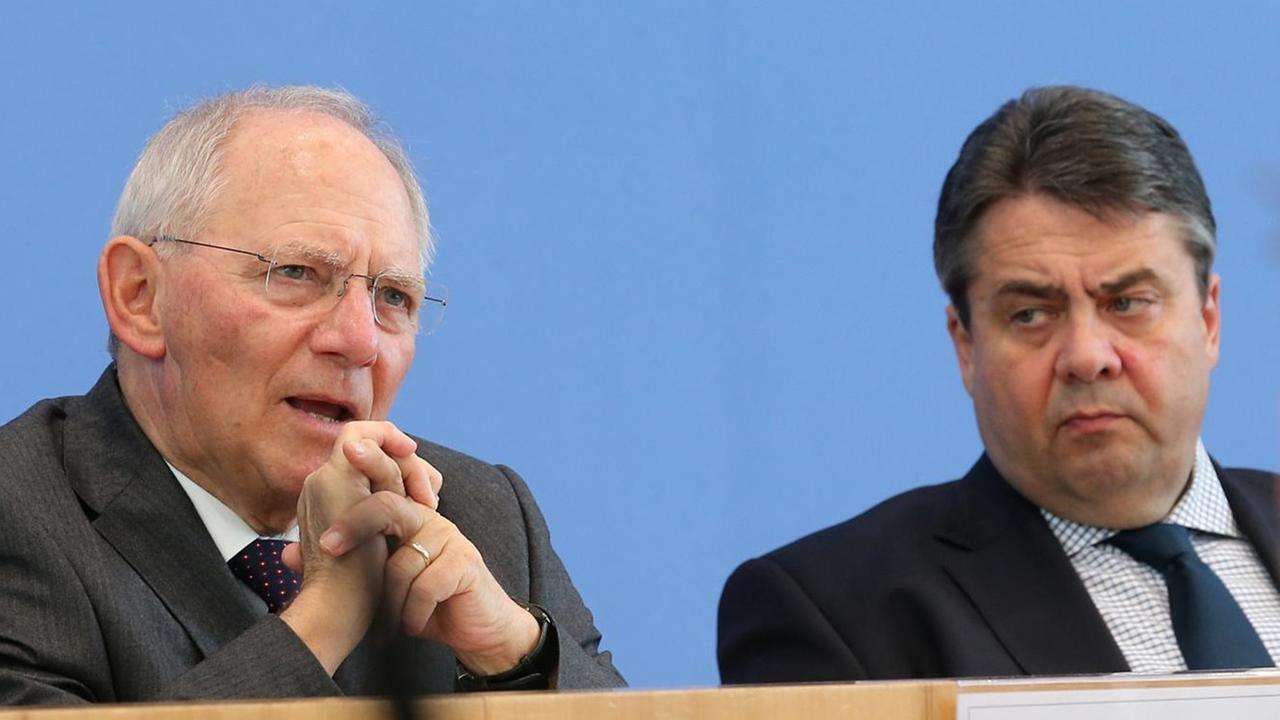 Bundesfinanzminister Wolfgang Schäuble (CDU, l) und Bundeswirtschaftsminister Sigmar Gabriel (SPD) beantworten während einer Pressekonferenz vor der Bundespressekonferenz in Berlin Fragen.