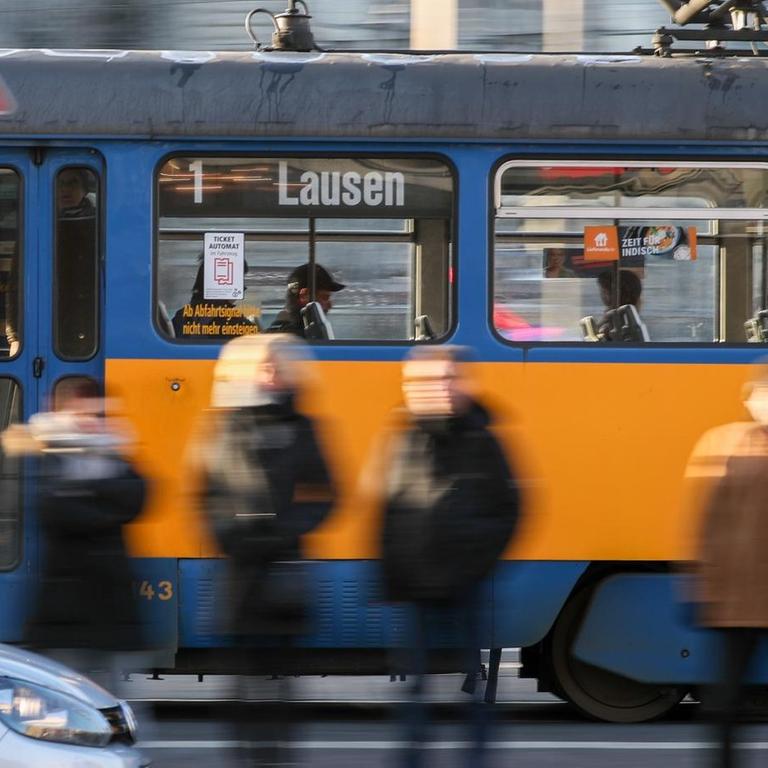Eine Straßenbahn verlässt den Haltestellenbereich vor dem Hauptbahnhof in Leipzig.