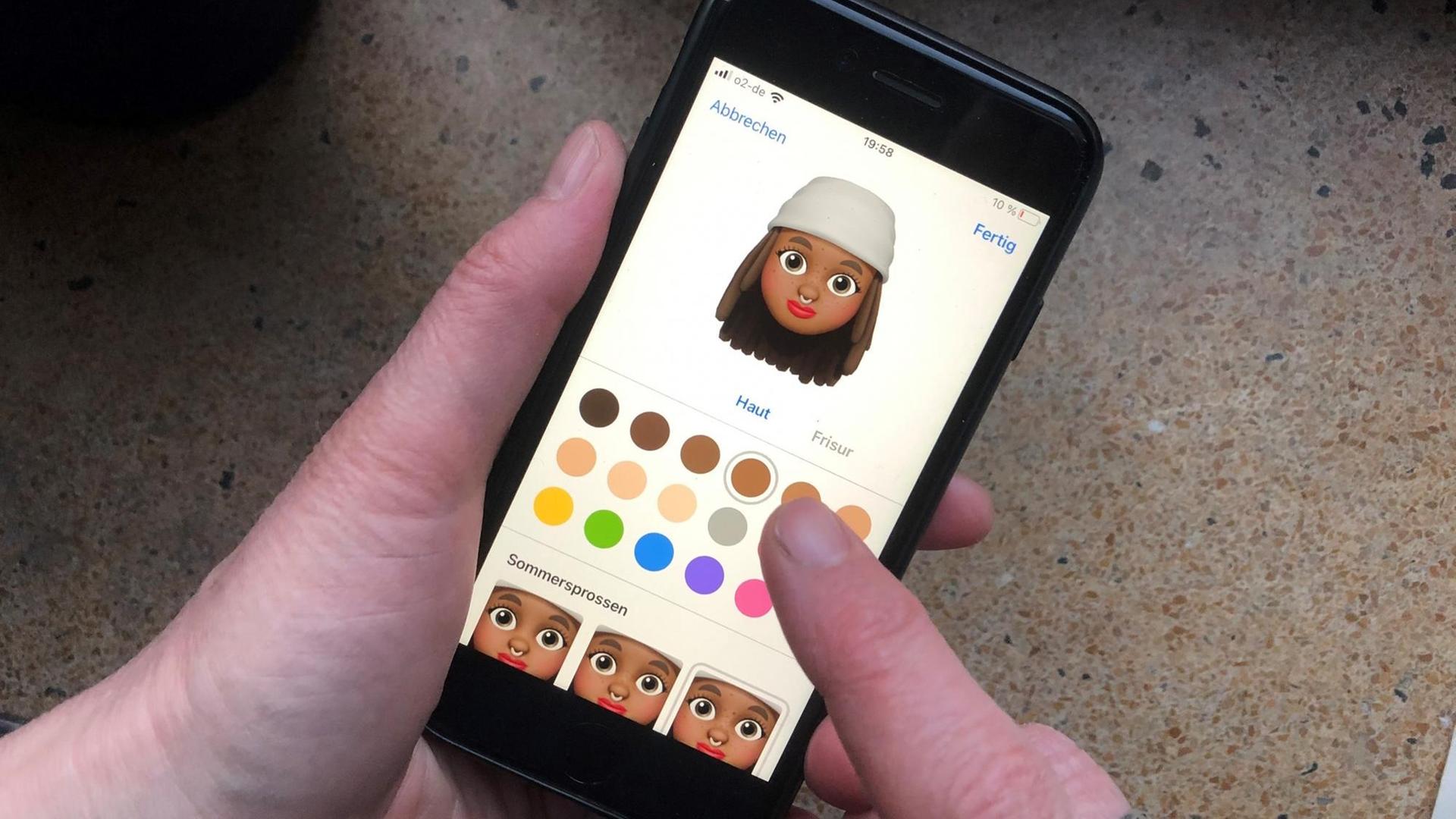 Eine weiße Person verwendet ein Emoji mit dunkler Hautfarbe