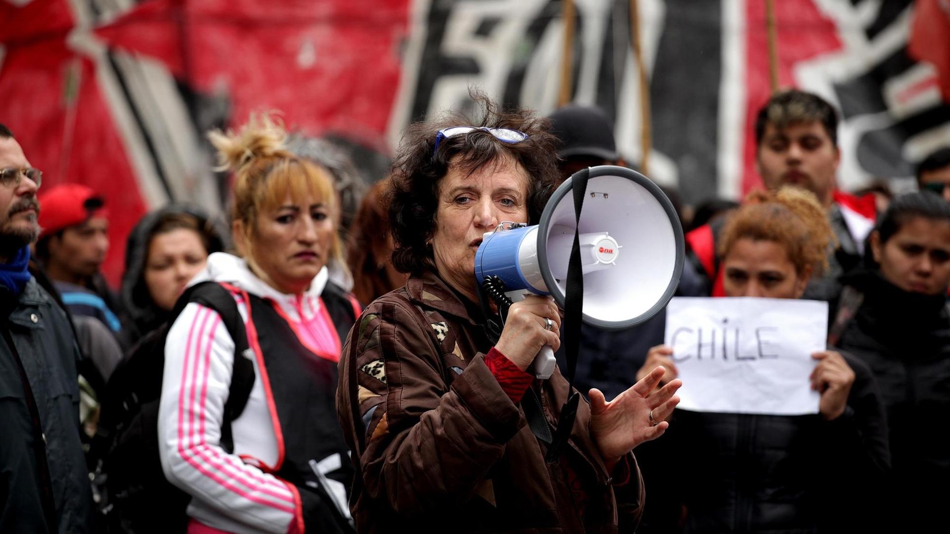Aktivisten in Buenos Aires setzen sich für chilenische Proteste ein.