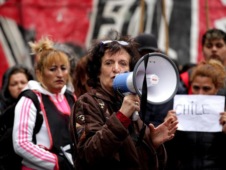 Aktivisten in Buenos Aires setzen sich für chilenische Proteste ein.