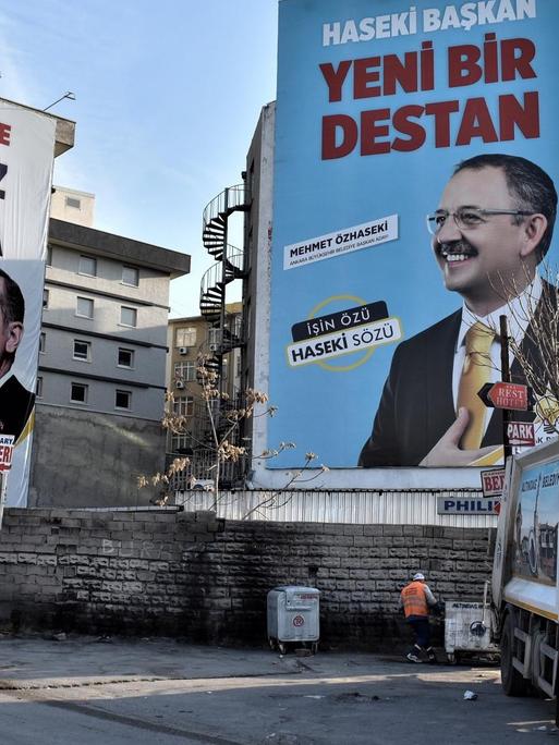 Große Wahlplakte mit Mehmet Özhaseki von der AKP und Recep Tayyip Erdoğan in Ankara