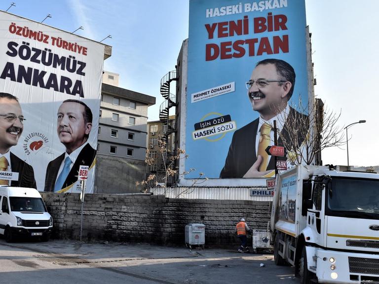 Große Wahlplakte mit Mehmet Özhaseki von der AKP und Recep Tayyip Erdoğan in Ankara