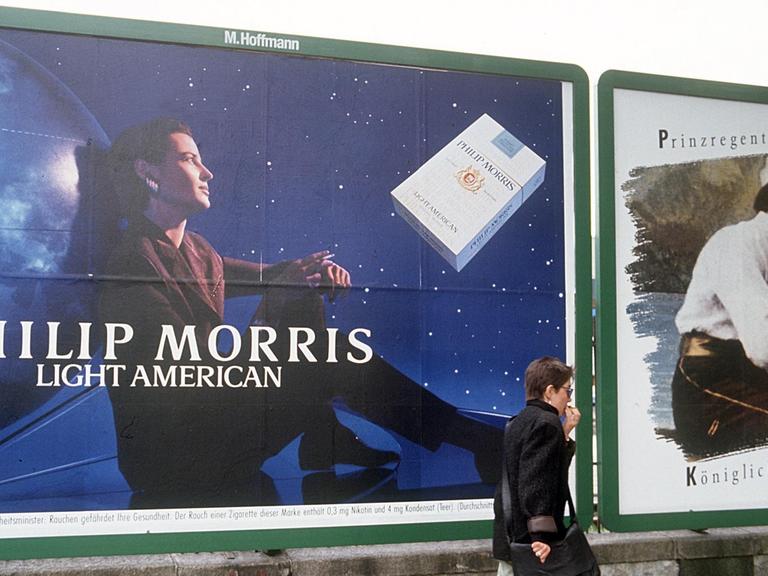 Eine großes Plakat mit Außenwerbung für die Zigarettenmarke Philip Morris.
