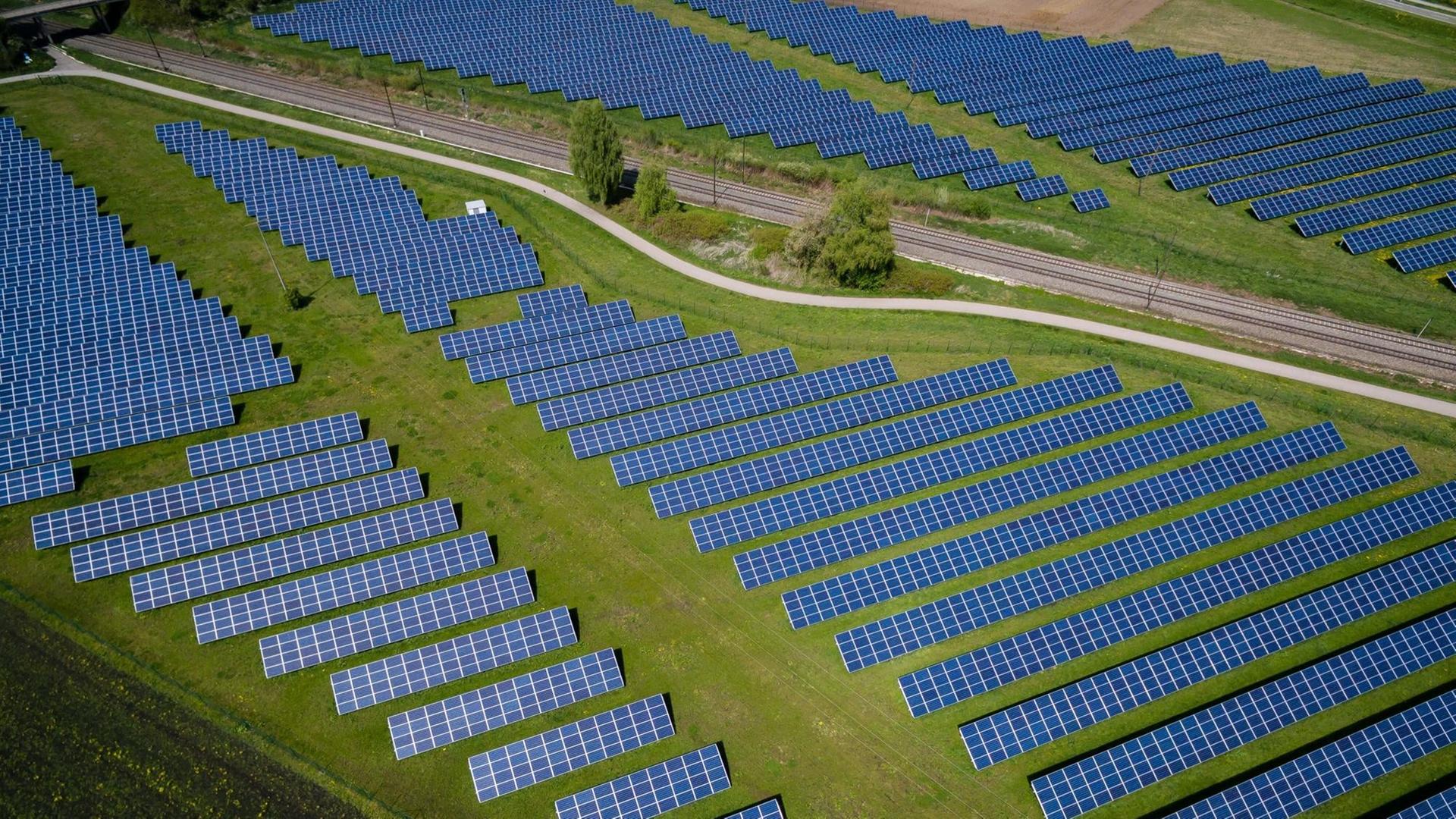 Luftaufnahme eines Solarparks Luftaufnahme eines Solarparks