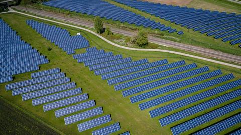Luftaufnahme eines Solarparks