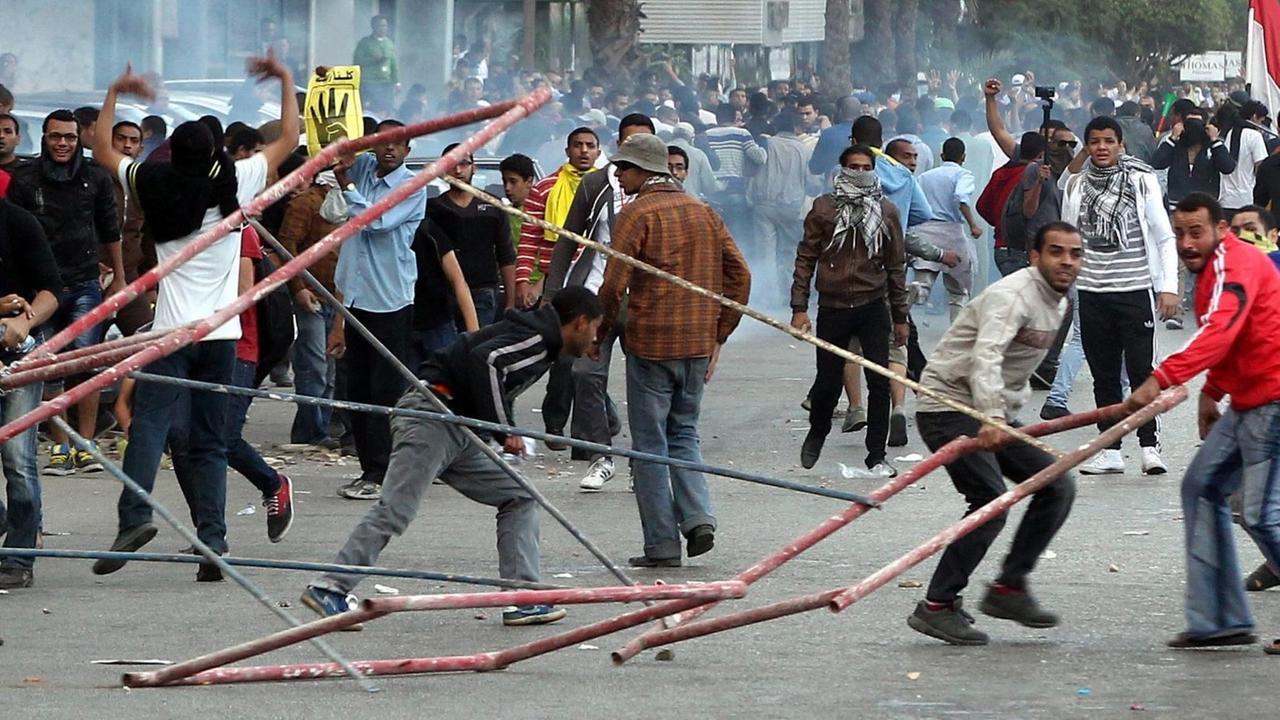 Anhänger des abgesetzten ägyptischen Präsidenten Mursi bei Auseinandersetzungen mit den Sicherheitskräften im November 2013. 