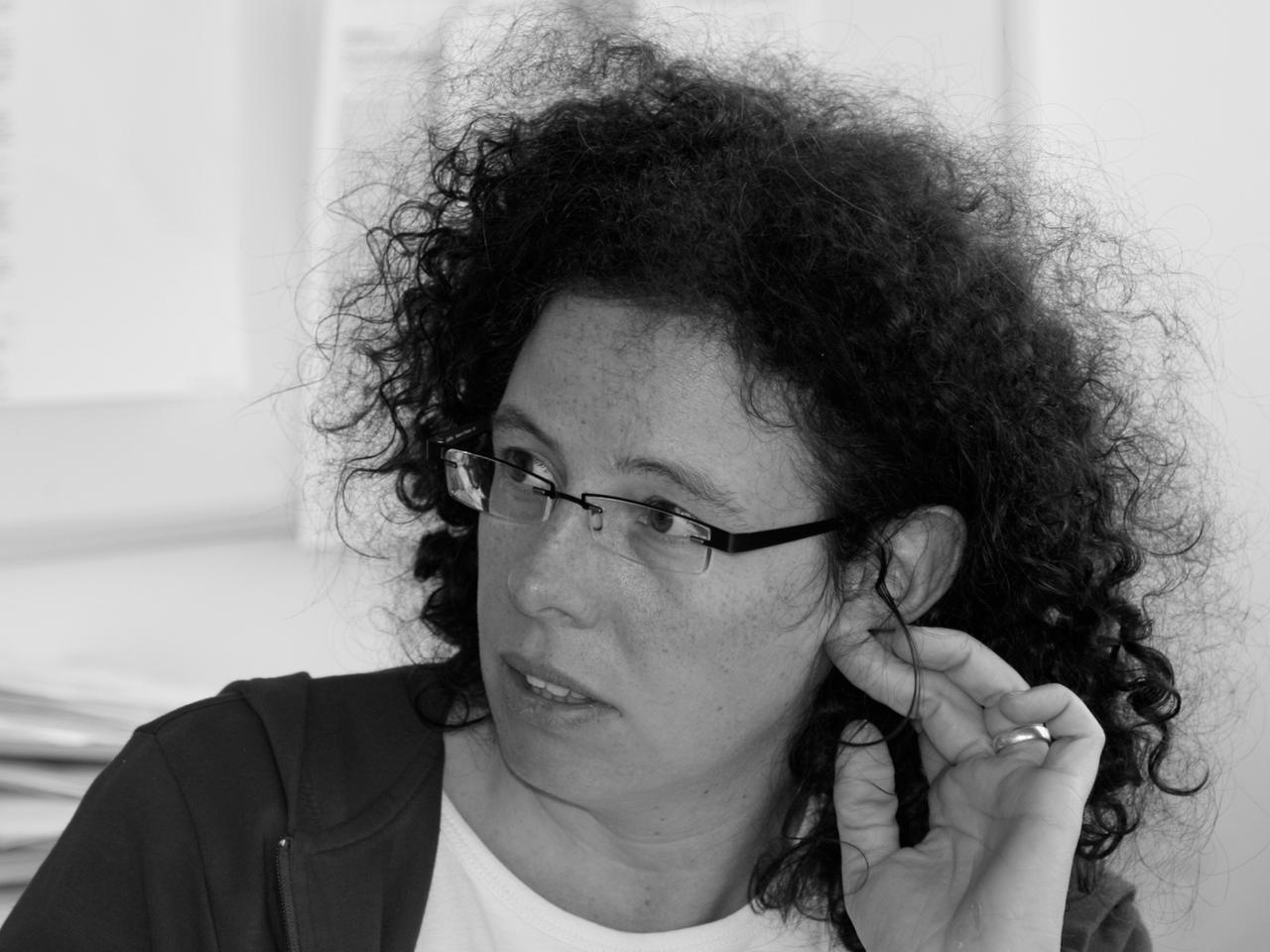 Redakteurin Christiane Knoll (Porträtaufnahme in Schwarz-Weiß)