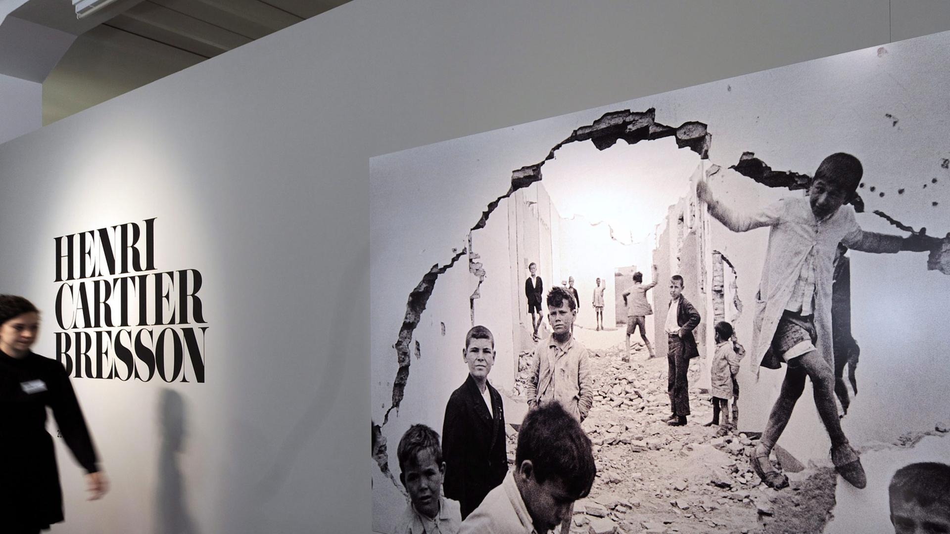 Blick in die Ausstellung des französischen Fotografen Henri Cartier-Bresson im Züricher Museum für Gestaltung im April 2011. Zu sehen ist ein Foto, auf dem Kinder durch eine zerstörte Häuserwand springen.