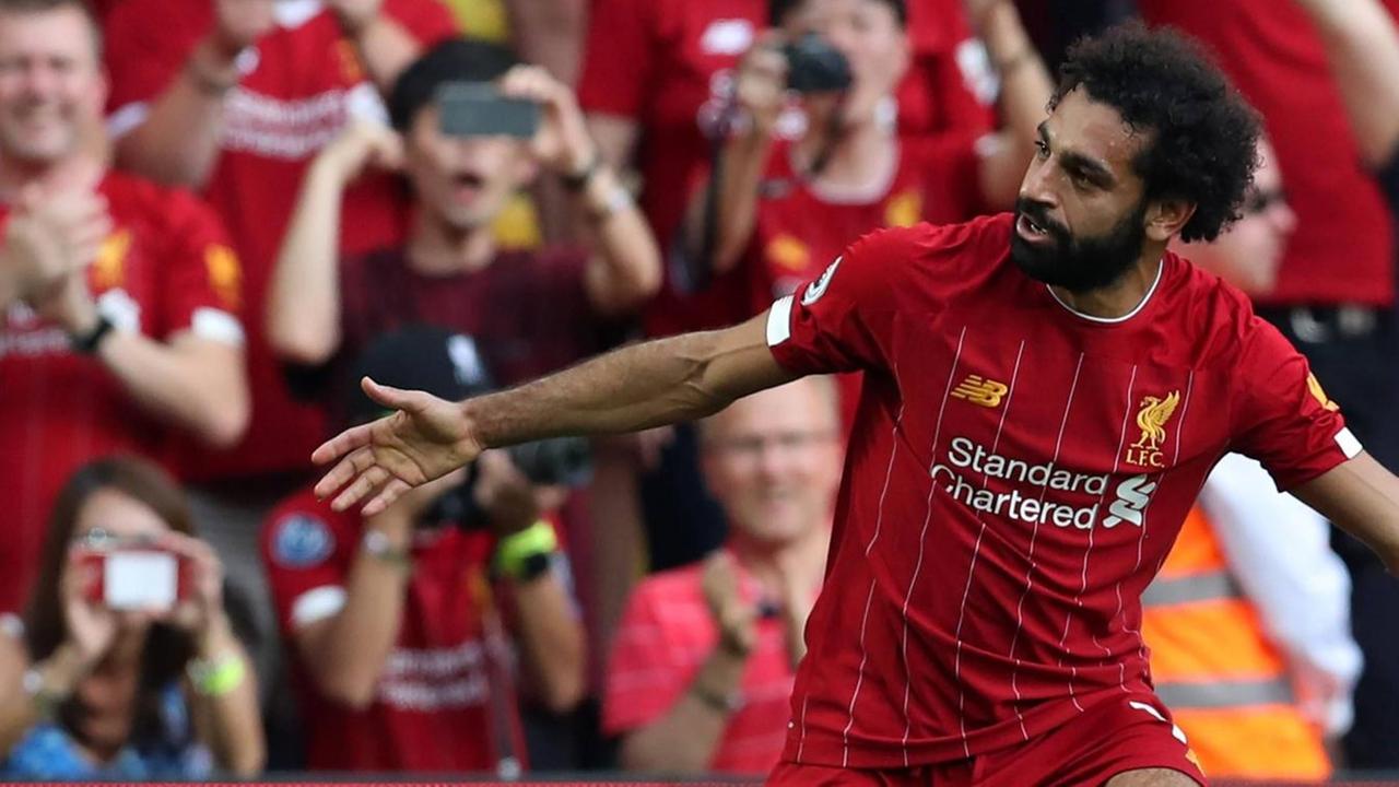 Mohamed Salah wird beim Spiel von seinen Fans bejubelt. Mohamed Salah wird beim Spiel von seinen Fans bejubelt.