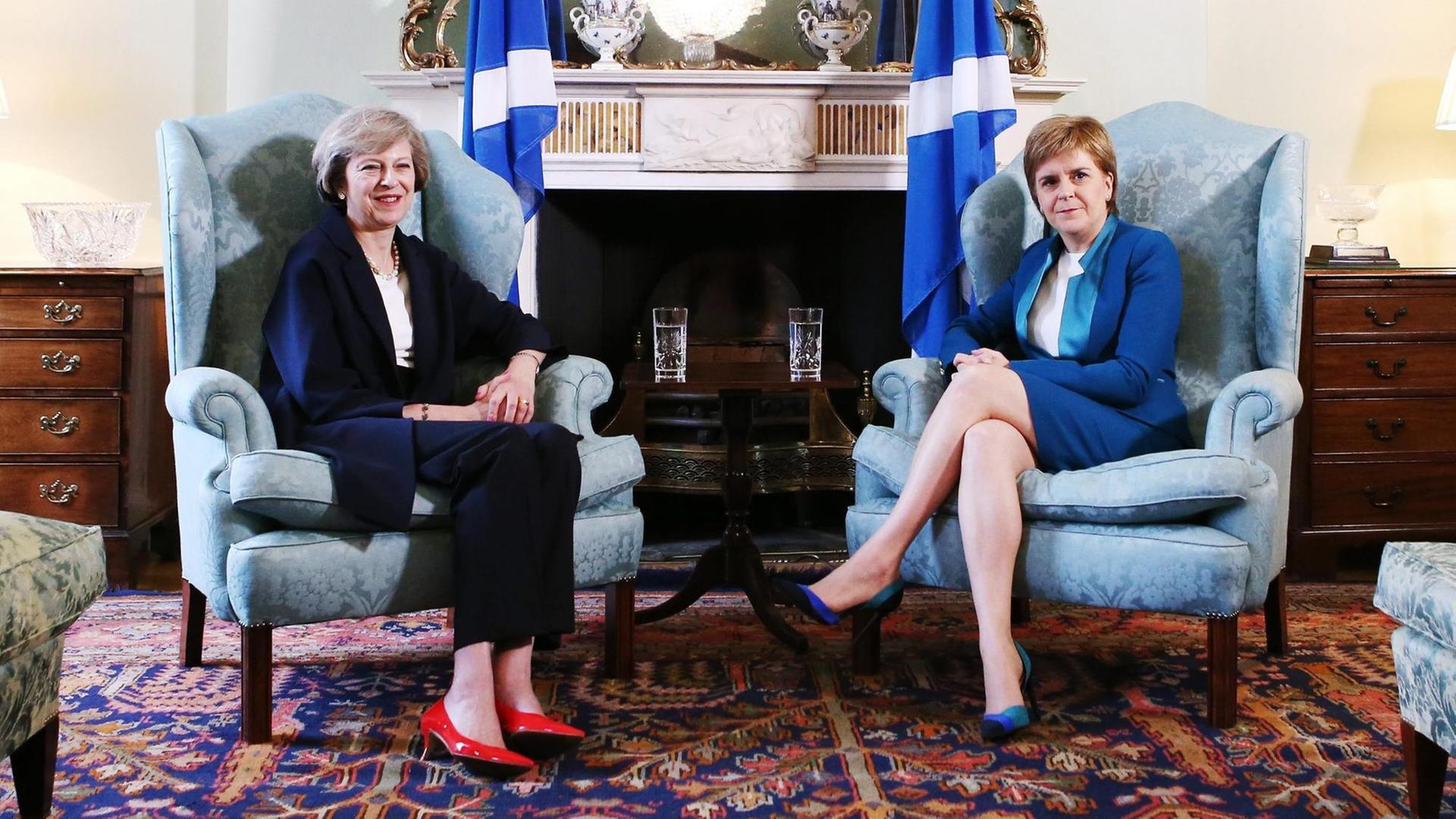 Die britische Premierministerin Theresa May (l) und die schottische Regierungschefin Nicola Sturgeon.