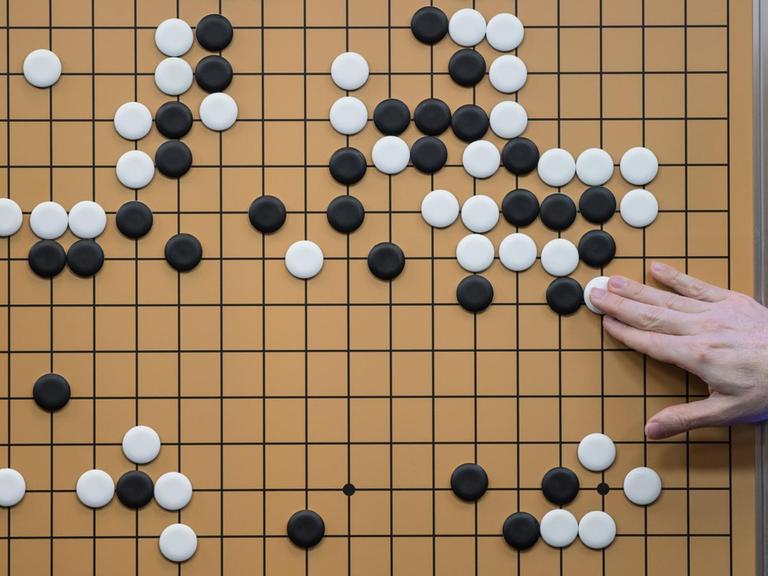 Replik eines Spielstands zwischen dem 'Go'-Spieler Lee Se-Dol und einem von Google entwickelten Supercomputer.