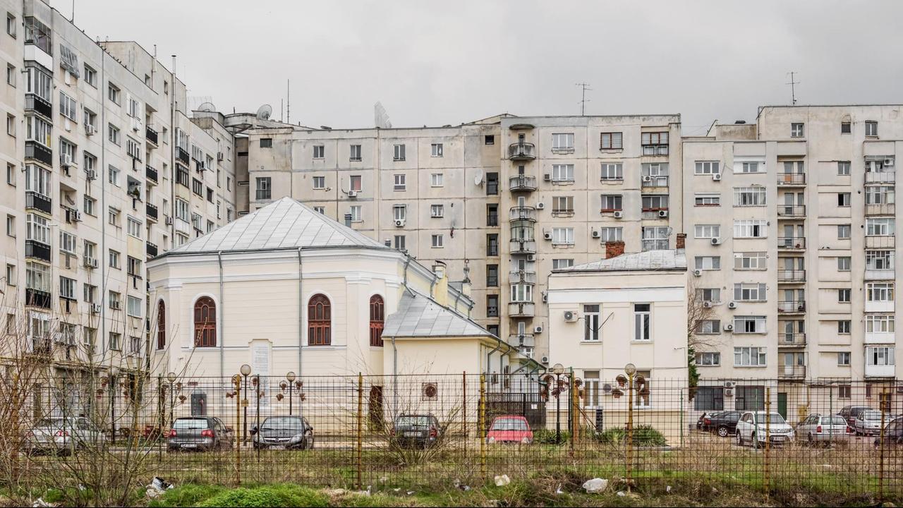 Im Hinterhof einiger Bukarester Plattenbauten hat eine Kirche ihr neues Zuhause gefunden