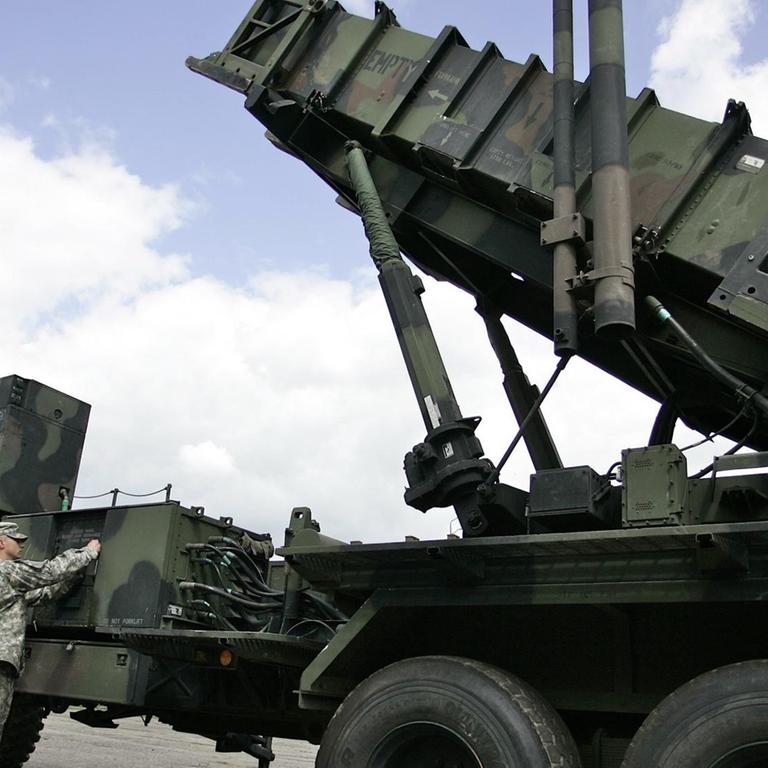 Ein Soldat steht neben dem Abwehrraketensystem "Patriot" Ein Soldat steht neben dem Abwehrraketensystem "Patriot"