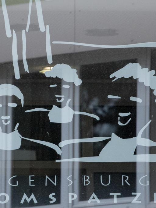 Das Logo der Domspatzen auf einem Fenster am Gebäude des Gymnasiums.
