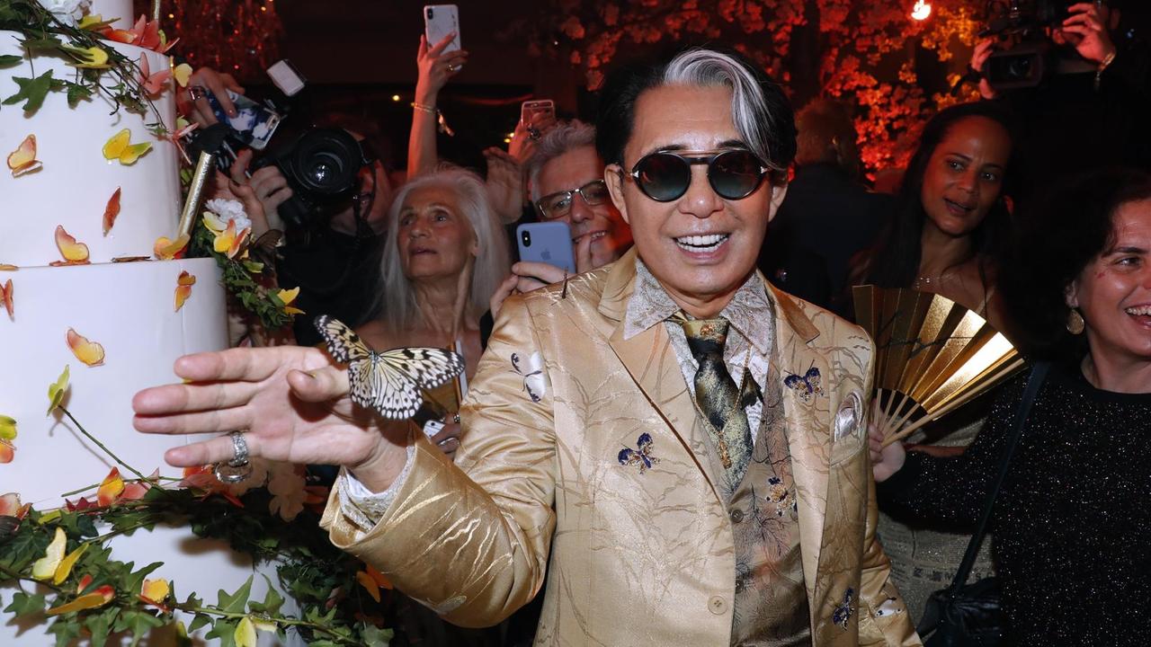 Kenzo Takada posiert am 28. Februar 2019 anläßlich seines 80. Geburtstag im Pavillon Ledoyen in Paris mit einem Schmetterlin auf der Hand.