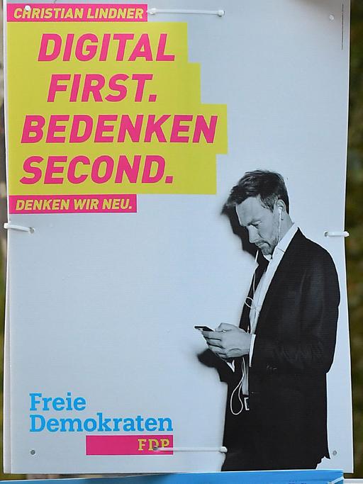 Wahlplakate - Bundestagswahl 2017 am 12.09.2017 in Bad Oeynhausen. Ein Wahlplakat der Partei FDP mit Spitzenkandidat Christian Lindner, der auf sein Smartphone schaut und dem Slogan "Digital first. Bedenken second."