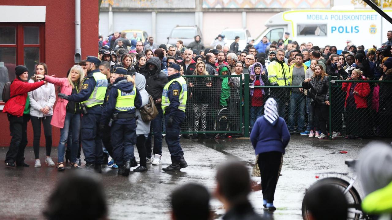 Die Polizei und Schaulustige an der Kronan-Schule in Trollhätten. Die Polizei und Schaulustige an der Kronan-Schule in Trollhätten.