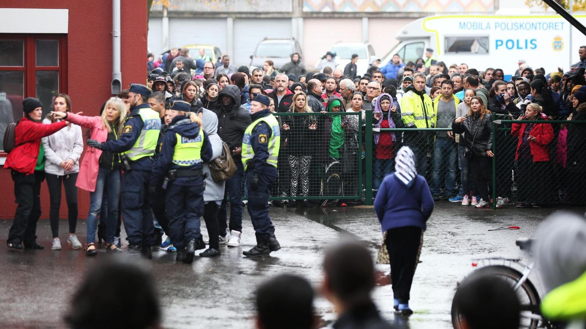 Die Polizei und Schaulustige an der Kronan-Schule in Trollhätten.