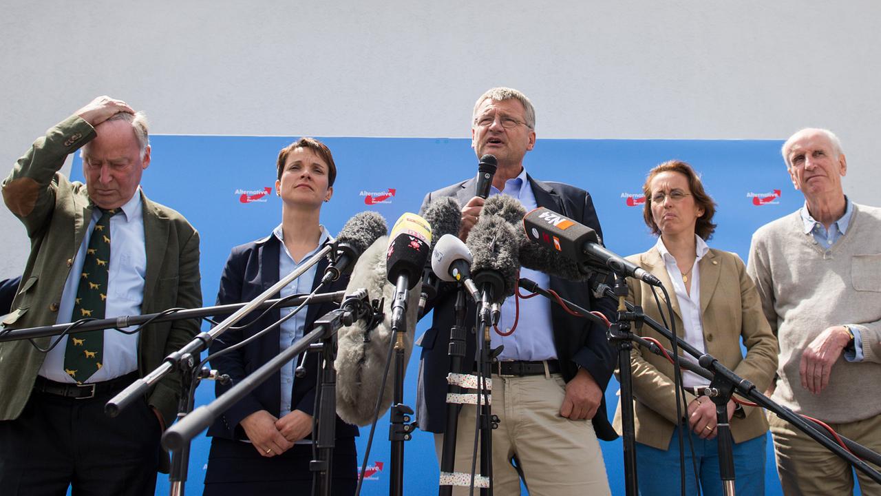 Ist die AfD eine Partei der Neuen Rechten? Frauke Petry (2. von links) und Jörg Meuthen (Mitte), die neugewählten Sprecher des Bundesvorstands der Alternative für Deutschland, bei einer Pressekonferenz am 10. Juli 2015 mit ihren Stellvertretern Alexander Gauland (links), Beatrix von Storch (2. von rechts) und Albrecht Glaser (rechts)