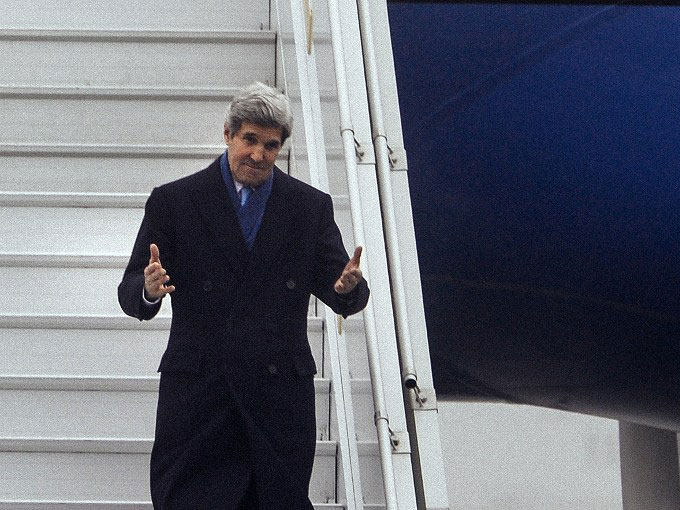 US-Außenminister John Kerry steigt aus dem Flugzeug in Kiew. US-Außenminister John Kerry steigt aus dem Flugzeug in Kiew.