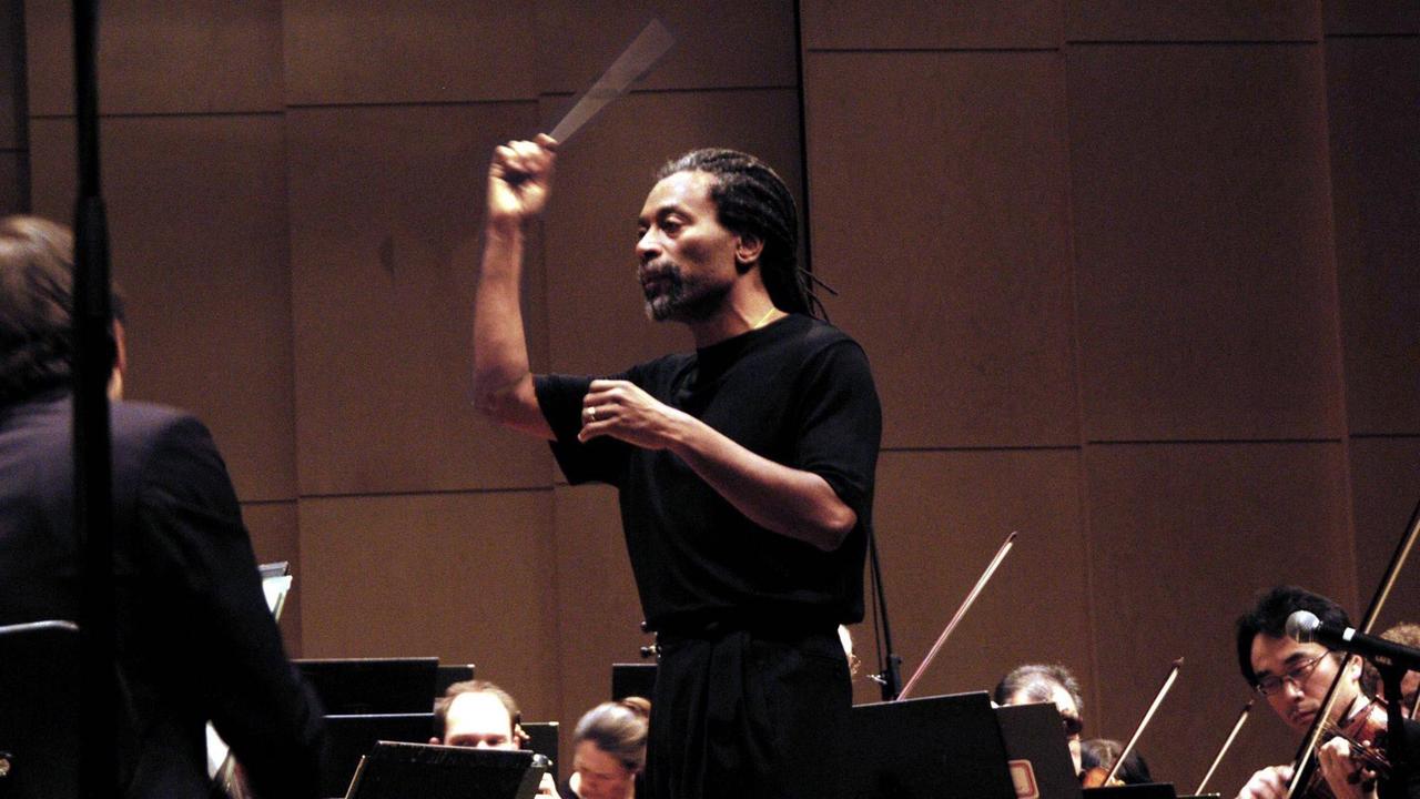 McFerrin mit Dirigentenstab vor einem klassischen Sinfonieorchester in Salzburg 2005.