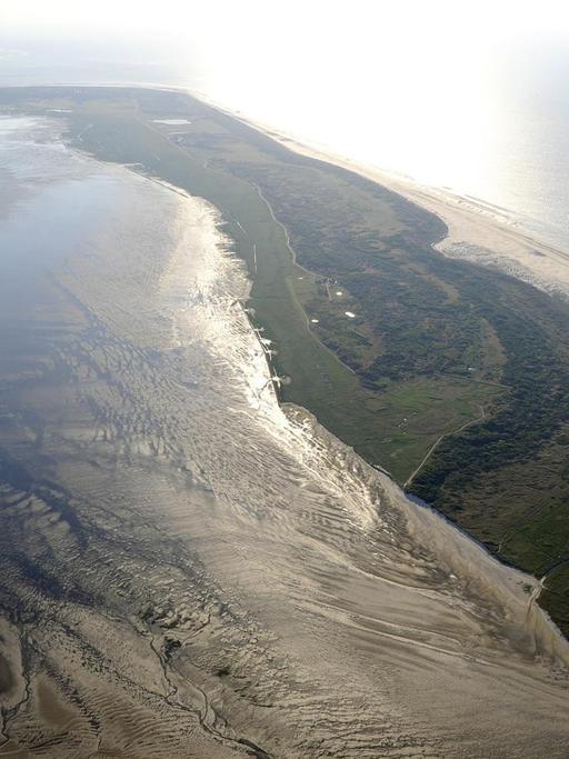 Die Luftaufnahme vom 22.07.2013 zeigt die ostfriesische Insel Langeoog (Niedersachsen) im Nationalpark Niedersächsisches Wattenmeer.