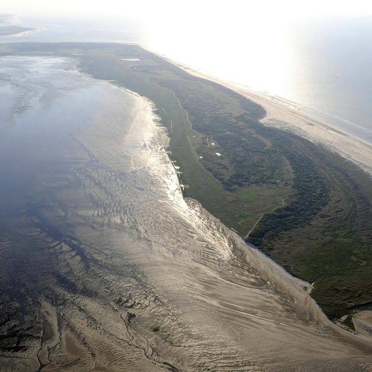 Die Luftaufnahme vom 22.07.2013 zeigt die ostfriesische Insel Langeoog (Niedersachsen) im Nationalpark Niedersächsisches Wattenmeer.