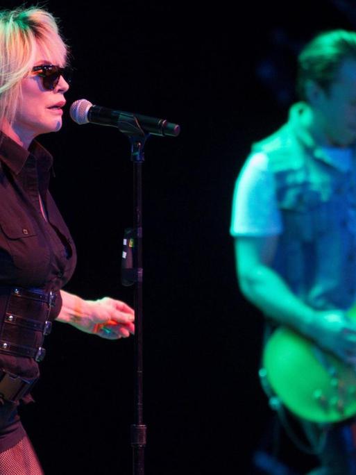 Debbie Harry mit Sonnenbrille während eines Blondie-Konzertes