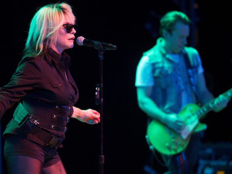 Debbie Harry mit Sonnenbrille während eines Blondie-Konzertes