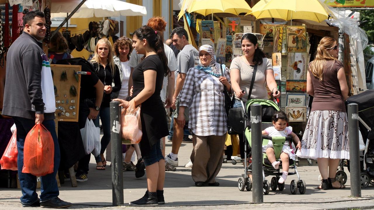 Der Wochenmarkt am Neuköllner Maybachufer steht inzwischen in jedem Reiseführer.