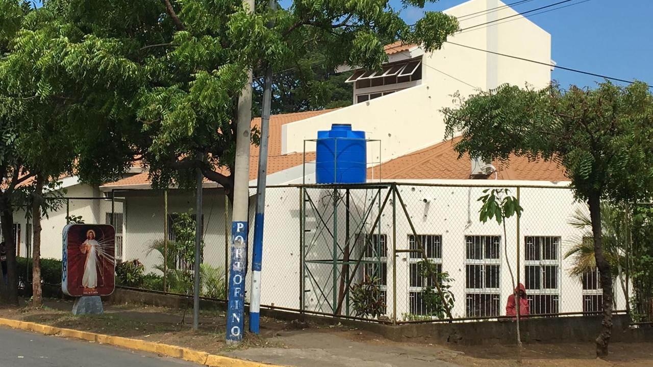 Spuren der Attacke auf die Kirche La Divina Misericordia, Nicaragua