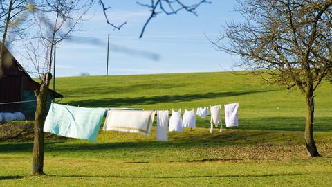 Wäsche hängt am Dienstag (03.01.2012) auf einer Leine unter dem blauen Himmel in Truilz bei Oberschwarzach (Landkreis Ravensburg) in der Sonne zum Trocknen.