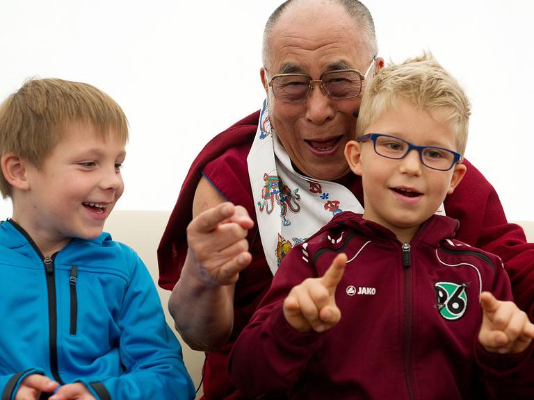 Der Dalai Lama mit Schülern in Niedersachsen: Auch Kinder und Jugendlich fühlen sich vom Buddhismus angezogen.